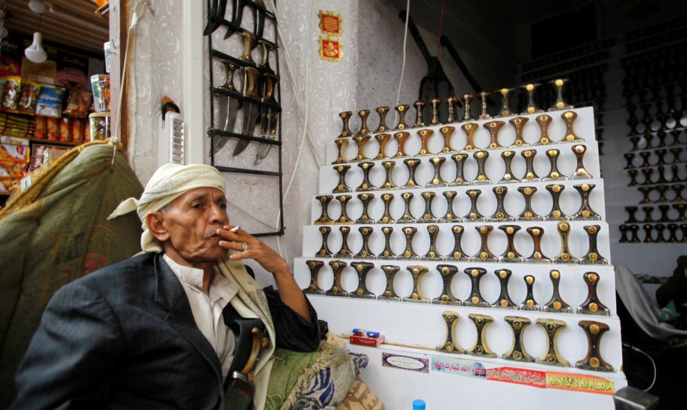 Ahmed Hizam al-Soudi, de 75 años, posa delante de su tienda de Sanaade de 'jambiyas', las tradicionales dagas curvas de Yemen.  REUTERS/Mohamed al-Sayaghi