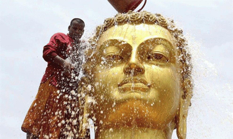 Un monje budista limpia una estatua de Buda de cara a las celebraciones de su cumpleaños en un monasterio de Bhopal, India. El 2.560º aniversario del nacimiento de Buda se celebrará el próximo 21 de mayo en todo el mundo. EFE/Sanjeev Gupta