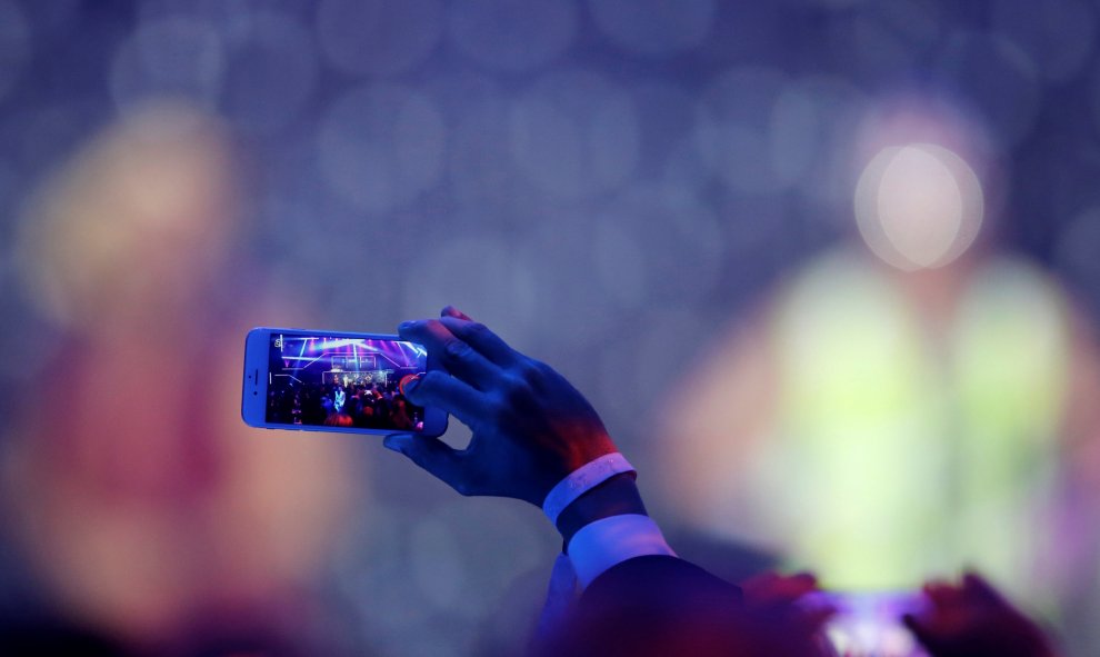 Un invitado toma una foto en un teléfono móvil en un evento de la durante el 69º Festival de Cannes, en Francia. REUTERS/Jean-Paul Pelissier
