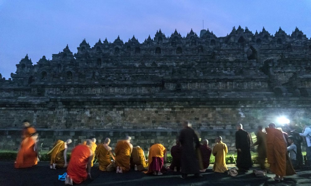 Monjes budistas de varios países asiáticos se reúnen para rezar en el templo de Borobudur en Magelang, Java Central, durante una peregrinación en vísperas del Día de Vesak.SURYO WIBOWO / AFP