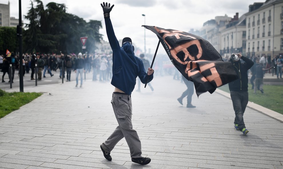 Un manifestante en los enfrentamientos con la policía antidisturbios durante una manifestación contra la reforma laboral planificadas del  gobierno francés, en Nantes, Francia. JEAN-SEBASTIEN EVRARD / AFP