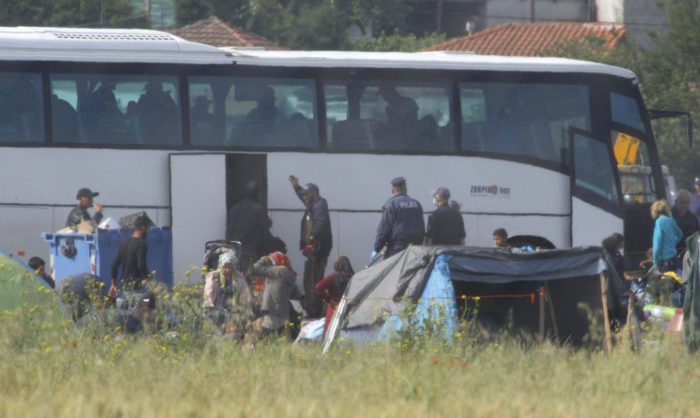 Refugiados e inmuigrantes suben a los autobuses durante el desalojo del campamento de Idomeni, en la frontera entre Grecia y Macedonia. REUTERS/Ognen Teofilovski