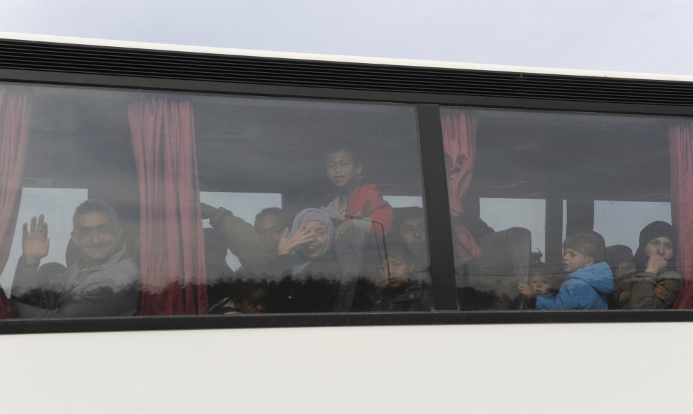 Refugiados en el autobus que les traslada a un centro de acogida tras el desalojo policial del campo de Idomeni, en la frontera greco-macedonia. REUTERS/Alexandros Avramidis
