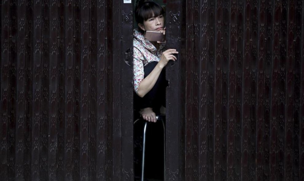 Una mujer espera la llegada del presidente de Estados Unidos, Barack Obama, en la pagoda de Jade en Ho Chi Minh (Vietnam). EFE/Diego Azubel