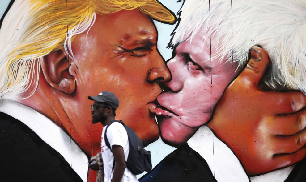 Mural que refleja el 'beso' entre Donald Trump y Boris Johnson en Bristol, Inglaterra. REUTERS/Peter Nicholls