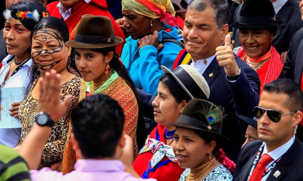 El presidente de Ecuador, Rafael Correa (c), a su llegada a la Asamblea Nacional en Quito (Ecuador), para su último informe a la nación, tras nueve años de un Gobierno que comenzó en 2007. EFE/José Jácome