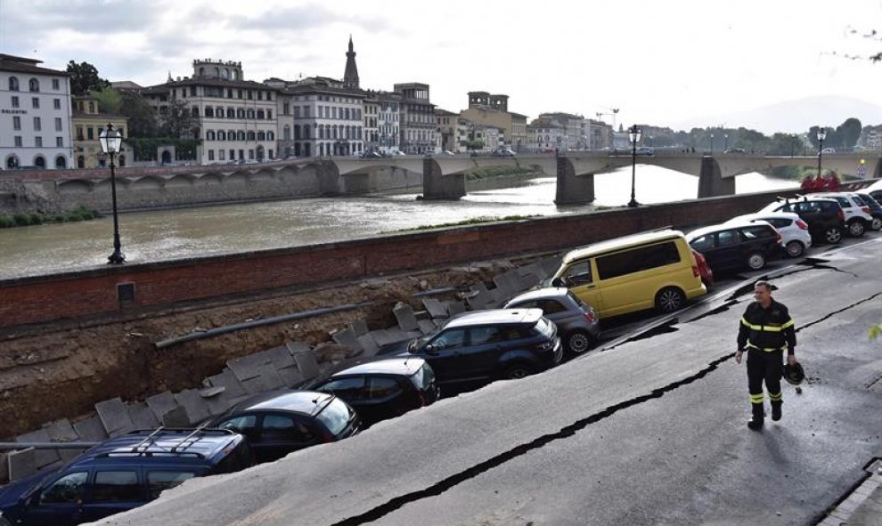 El desplazamiento de tierra se ha producido a orillas del río Arno, en el centro de Florencia. EFE/Maurizio Degl' Innocenti