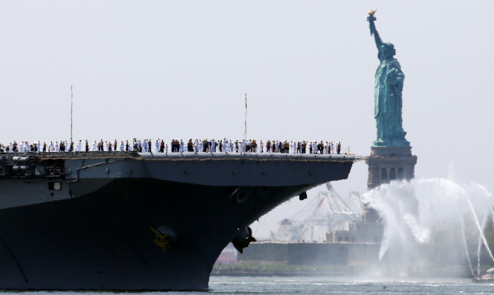 El buque de asalto USS Bataan pasa la Estatua de la Libertad a su llegada al puerto de Nueva York para marcar el comienzo de la Semana de la Flota. REUTERS/Lucas Jackson
