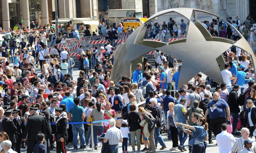 Aficionados se reúnen en la Piazza del Duomo en Milán, donde se celebra la final de la Liga de Campeones entre el Real Madrid y el Atlético de Madrid. EFE/DANIEL DAL ZENNARO