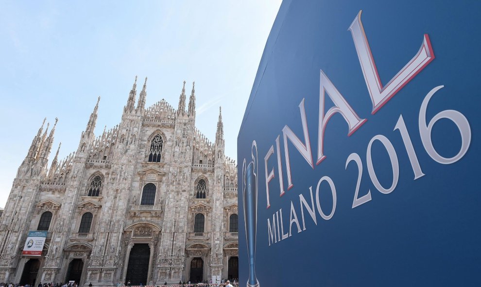 Vista de una cartel de la UEFA en la Piazza del Duomo en Milán. EFE/DANIEL DAL ZENNARO