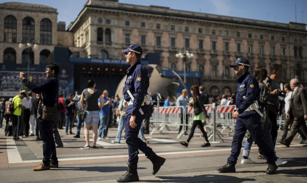 Agentes de policía italianos patrullan la Piazza del Duomo en Milán, donde se concentran los aficionados de cara a la final de la Liga de Campeones entre el Real Madrid y el Atlético de Madrid del sábado. EFE/CHRISTIAN BRUNA