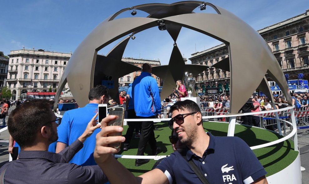 Un aficionado se hace un selfi en en la Piazza del Duomo en Milán donde el sábado se celebra la final de la Liga de Campeones entre el Real Madrid y el Atlético de Madrid. EFE/DANIEL DAL ZENNARO