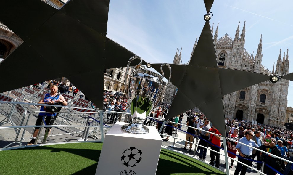 La copa de la Champions League eshibida en la Piazza del Duomo, de Milan. REUTERS/Pawel Kopczynski