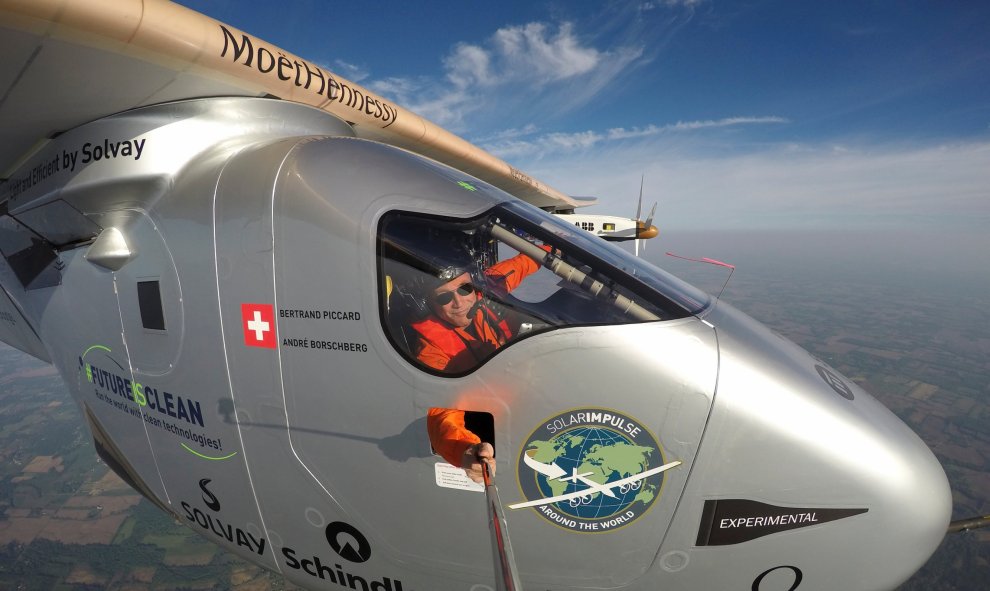 Bertrand Piccard se toma un selfie mientras pilota un avión impulsado por energía solar Dayton, en Ohio, hasta Pensilvania. Bertrand Piccard/Solar Impulse/Handout