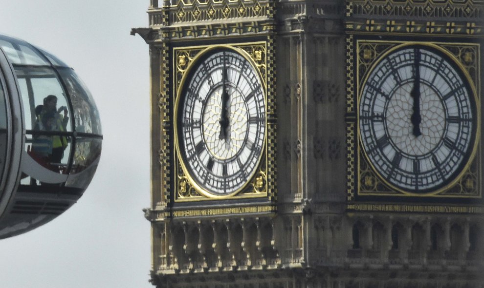 Unos pasajeros observan desde una cápsula el Big Ben de Londres. REUTERS/Toby Melville