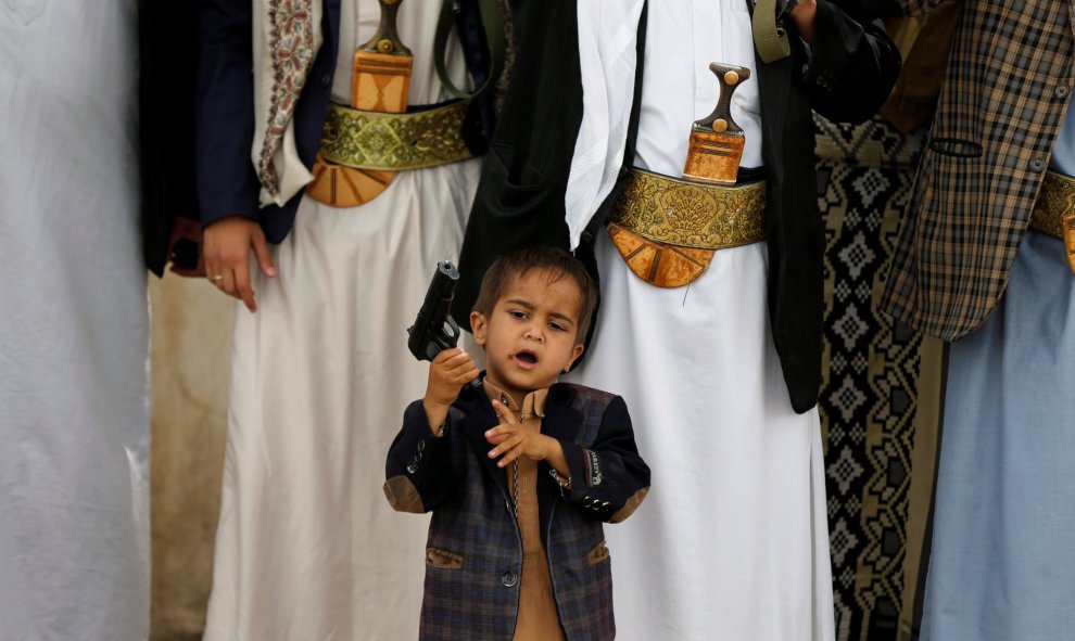 Un pequño agarra una pistola para apoyar el movimiento Houthi, en Yemen. REUTERS/Khaled Abdullah