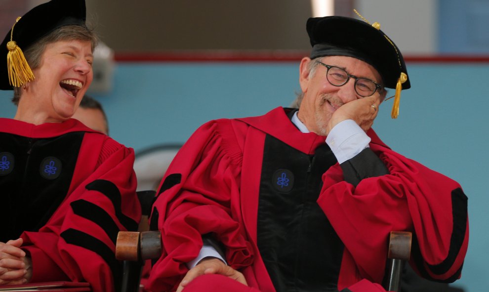 La abogada de derechos civiles María Bonauto y el cineasta Steven Spielberg en la Universidad de Harvard en Cambridge, Massachusetts, EEUU. REUTERS/Brian Snyder