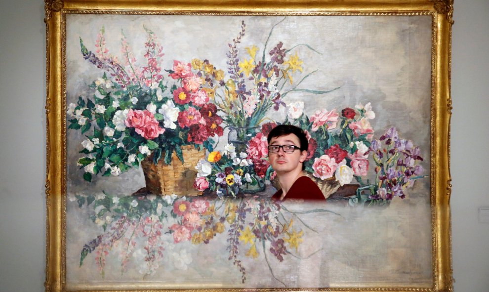 Un visitante observa la obra 'Varias flores' de Pyotr Konchalovsky en el Museo Impresionista de Moscú, Rusia. REUTERS/Maxim Zmeyev