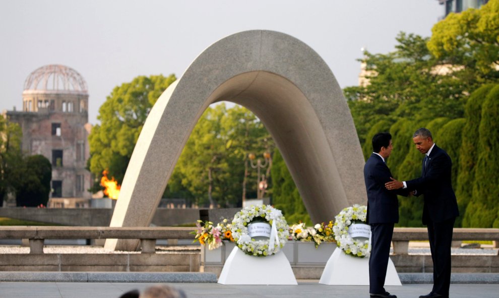 El Presidente de EE.UU. Barack Obama ( D ) pasa el brazo por el primer ministro japonés , Shinzo Abe , en el Parque Memorial de la Paz en Hiroshima.- IMÁGENES REUTERS / Carlos Barria
