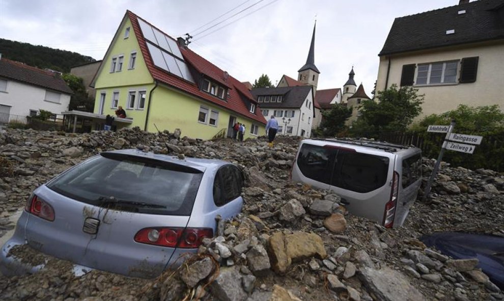 Varios coches enterrados bajo los escombros en una calle en Braunsbach, Alemania. Las lluvias torrenciales han provocado que dos pequeños arroyos crezcan y causen serios daños en varias casas y coches. EFE/Marijan murat