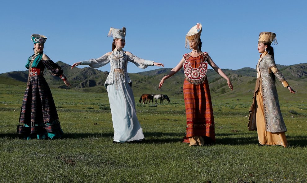 Los modelos del teatro de la moda, 'Altyr', vestidas con los trajes nacionales khakas, en una sesión de fotos como parte del ensayo de la fiesta tradicional Tun-Pairam (La fiesta de la primera leche)en el pueblo de Kazanovka cerca de Abakán, en la Repúbli