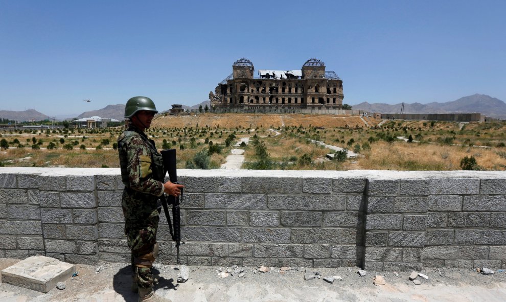 Un soldado afgano vigila el histórico palacio de Darul Aman, tras la inauguración del proyecto de reconstrucción. Kabul, Afganistán. REUTERS/Omar Sobhan