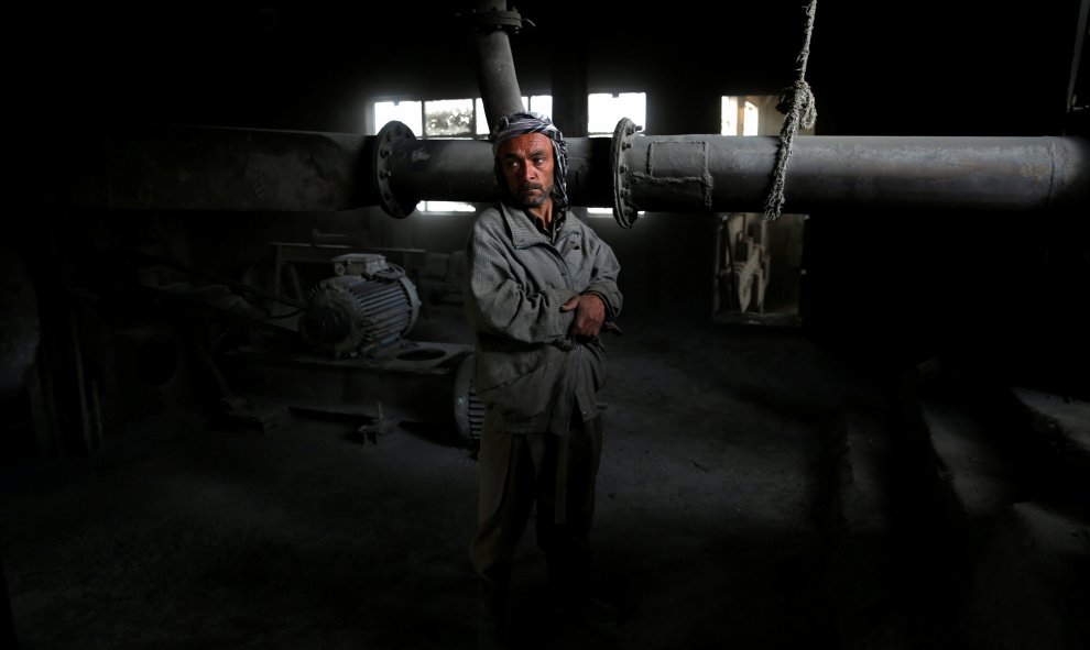 Un trabajador descansa en la fábrica de cemento de Jabal Saraj, al norte de Kabul, Afganistán. REUTERS/Ahmad Masood