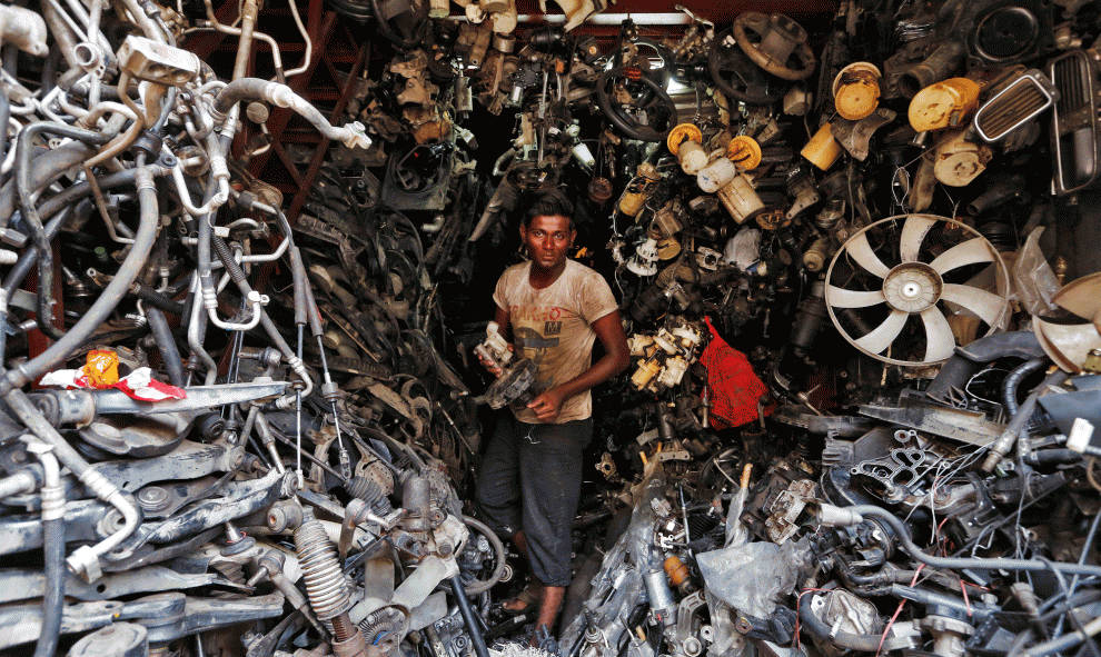 Un chatarrero en su tienda de segunda manos. Mumbai, India. REUTERS/Shailesh Andrade