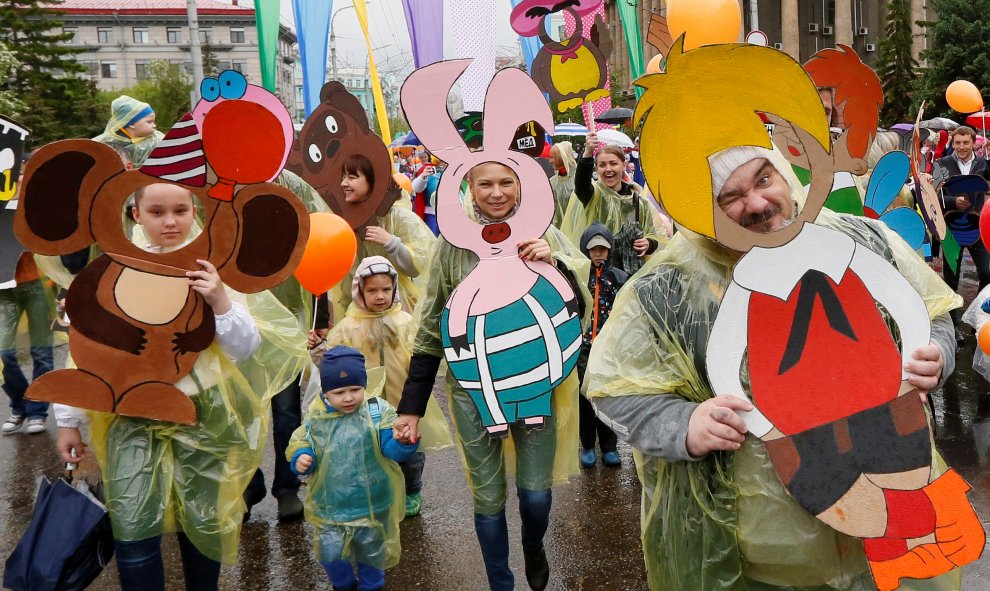 Participantes del carnaval anual que se celebra con motivo del Día Internacional del Niño en Krasnoyarsk, Siberia, Rusia. REUTERS/Ilya Naymushin
