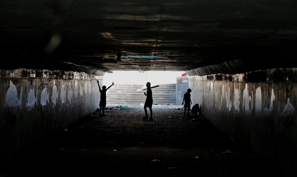 Niños jugando al cricket en un paso subterráneo para peatones en Bombay, India. Reuters/Shailesh Andrade