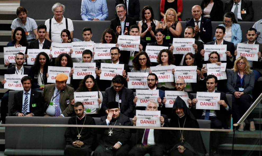 Miembros de la comunidad armenia en Alemania dan las gracisa durante una sesión en el Bundestag alemán en la que se ha aprobado una resolución simbólica que reconoce como genocidio la matanza de armenios por las fuerzas otomanas en 1915. REUTERS/Stringe