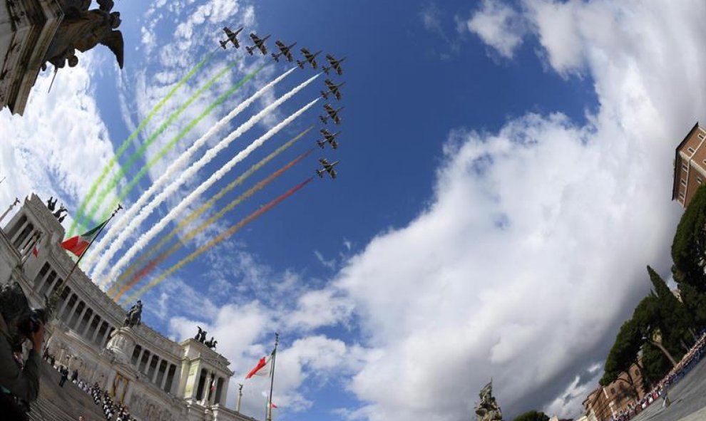 Aviones de las Fuerzas Aéreas Italianas sobrevuelan el monumento a Victor Manuel II durante una exhibición en la ceremonia con motivo de las celebraciones del Día de la República en Roma, Italia. EFE/Maurizio Brambatti