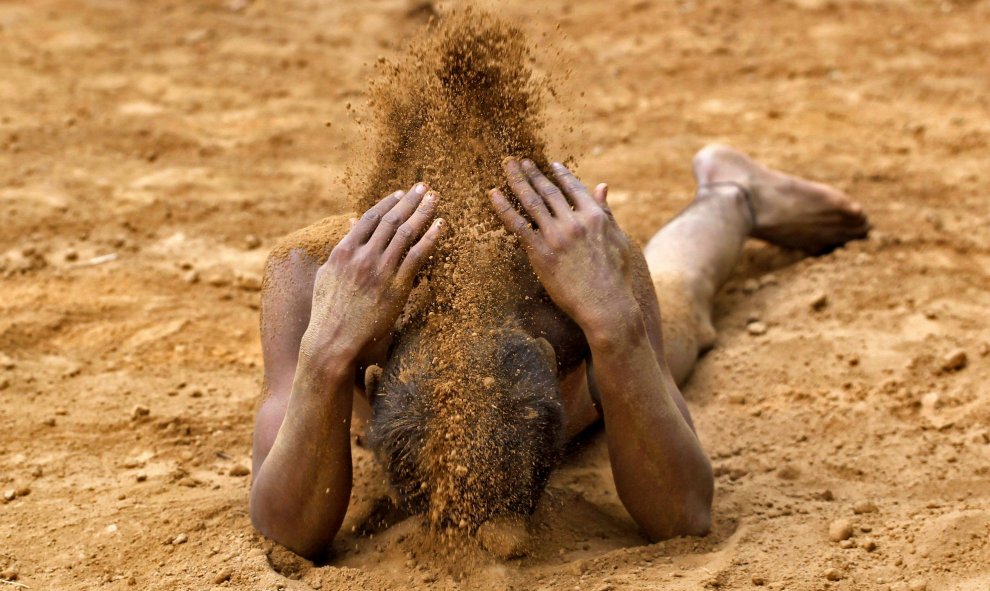 Un luchador practica en un centro de lucha india tradicional en Allahabad, India. REUTERS/Jitendra Prakash