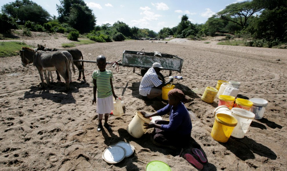 Campesinos recolectan agua de un río seco en sequía en Masvingo, Zimbabwe. REUTERS/Philimon Bulawayo