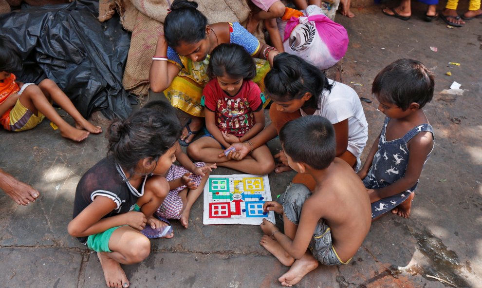 Niños juegan al parchís en un barrio de Calcuta, India. REUTERS/Rupak De Chowdhuri