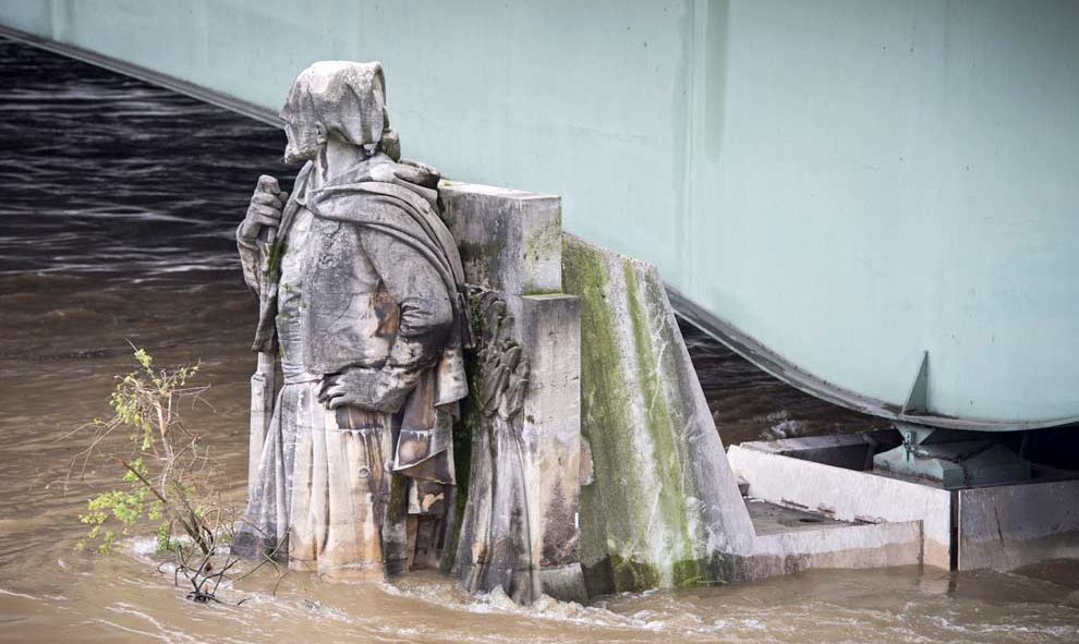 Vista general de lámparas parcialmente sumergidas junto al puente Alexandre III en el río Sena en París. / EFE