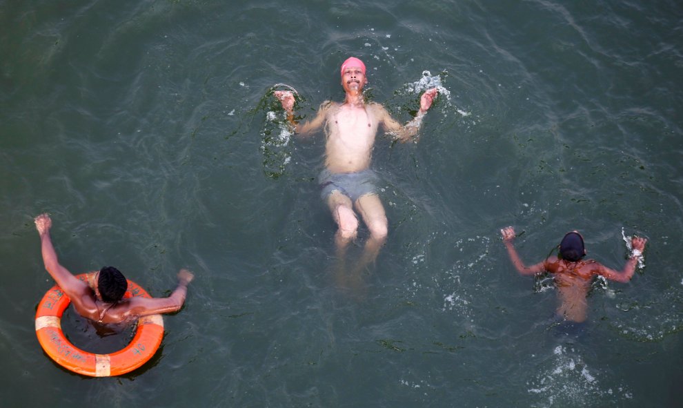 Unos indios se bañan en el río Yamuna, en Allahabad, India. REUTERS/Jitendra Prakash