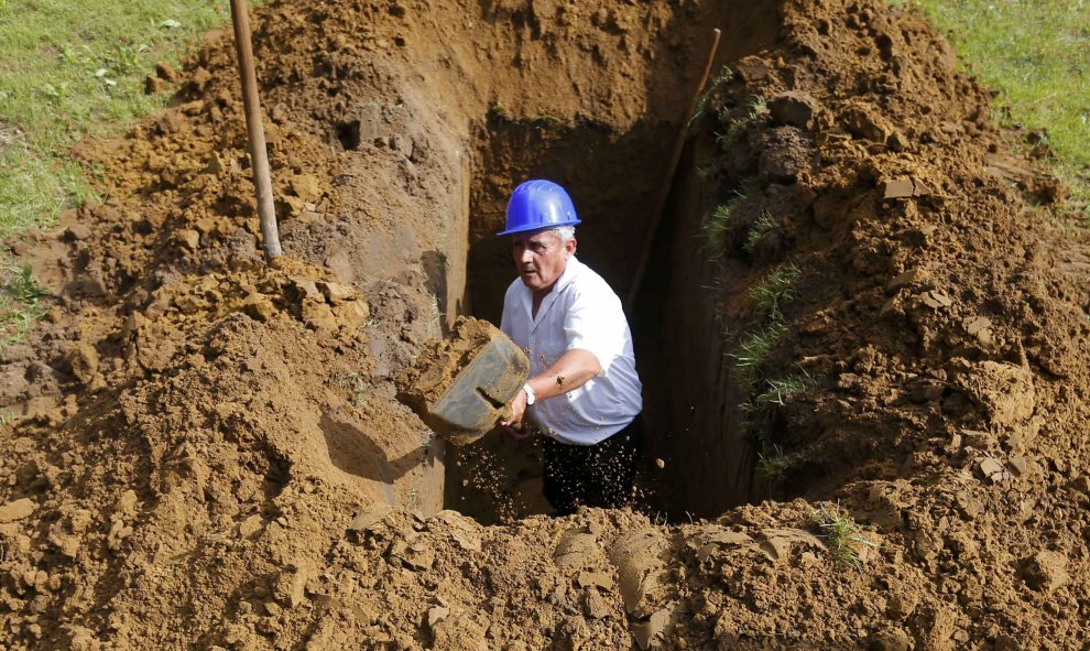 Un enterrador participa en el primer campeonato de excavación de tumbas en Debrecen,Hungría. REUTERS / Laszlo Balog