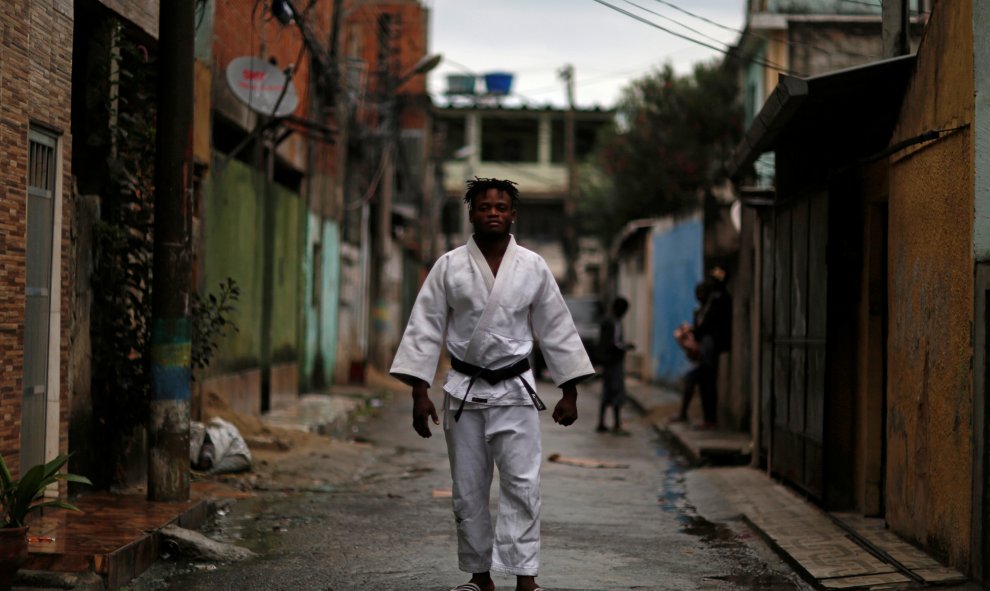 Popole Misenga, un refugiado de la República Democrática del Congo y judoka posa junto a su casa en Rio de Janeiro, Brasil. REUTERS/Pilar Olivares