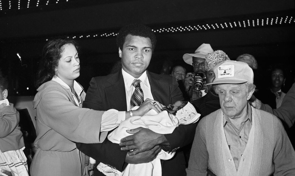 Foto de Cassius Clay/Mahamed Ali en Las Vegas, con su esposa Veronia Porsche, sosteniendo en brazos a su hija Laila Amaria, el 5 de febrero de 1978. EFE/EPA/LAS VEGAS NEWS BUREAU