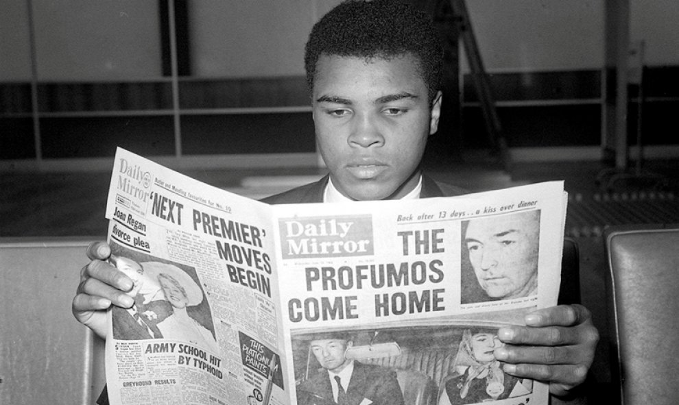 Mohamed Ali/Cassius Clay, lee un periódico en Londres, el 19 de junio de 1966. REUTERS