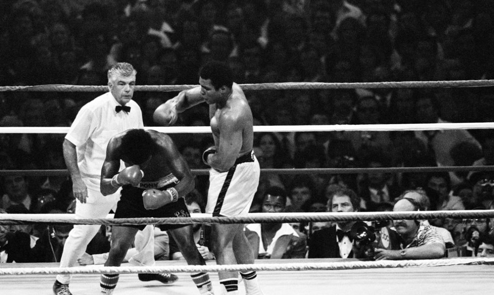 Mohamed Ali/Cassius Clay en su combate contra Leon Spinks en Louisiana (Nueva Orleans), el 15 de septiembre de 1978, que le permitió conquistar por tercera vez el tírulo mundial de los pesos pesados. REUTERS