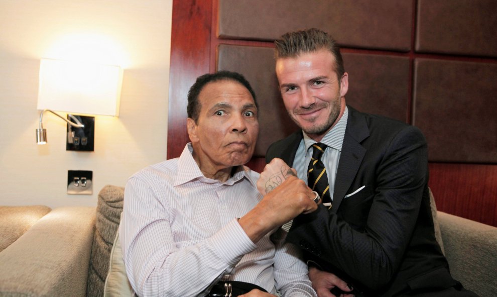 Mhamed Ali/Cassius Clay con el futbolista británico David Beckham, en Londres, el 24 de julio de 2012. REUTERS