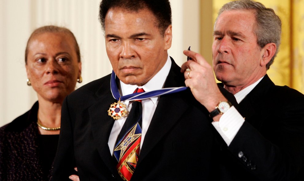 El presidente de EEUU, George W. Bush, coloca la Medalla de la Libertad a Mohamed Ali/Cassius Clay, en la Casa Blanca, el9 de noviembre de 2005. REUTERS/Kevin Lamarque