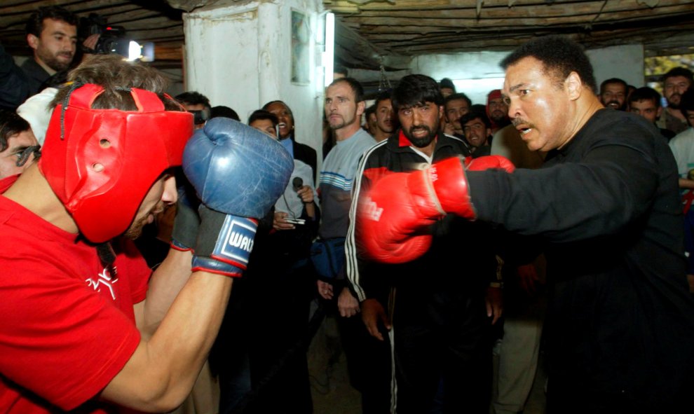 Mohamed Ali/Cassius Clay practica con el boxeador afgano Gafour en una visita a Kabul el 18 de noviembre de 2002. REUTERS/Radu Sigheti
