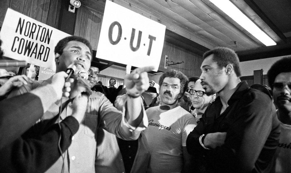 Mohamed Ali/Cassius Clay trata de intimidar al boxeador Ken Norton antes de su tercera pelea en Nueva York, el 23 de septiembre de 1976. REUTERS