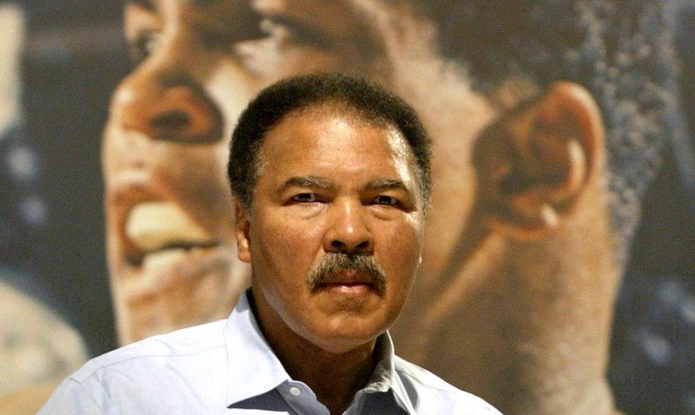 Mohamed Ali/Cassius Clay en la presentación de su biografía 'El más grande de todos los tiempos' ('The Greatest Of All Time'), en la Feria del Libro de Fráncfort, el 9 de octubre de 2003. REUTERS/Kai Pfaffenbach