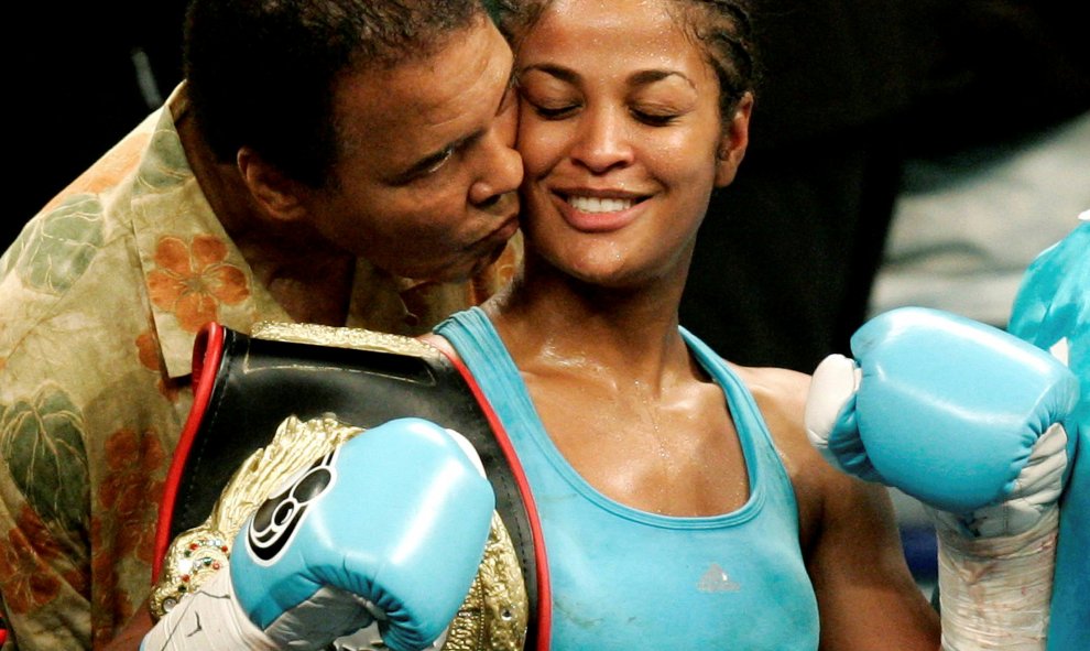 Mohamed Ali/Cassius Clay besa a su hija Laila Ali tras un combate en  Washington, el 11 de junio de 2005. REUTERS/Jason Reed