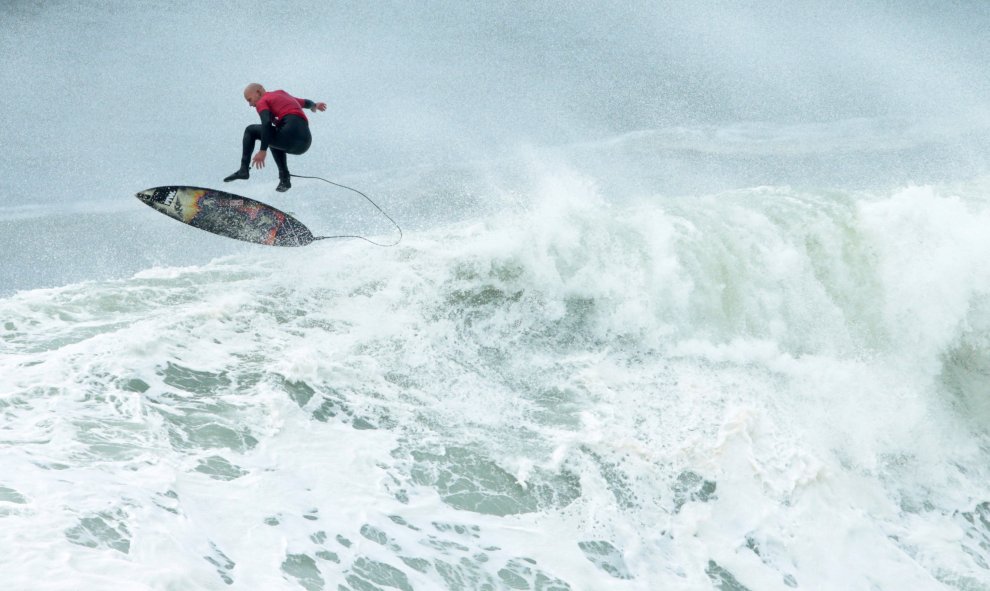 El australiano Justin Allport surfea unas olas durante el torneo de las duras aguas de Sydney, Australia. REUTERS/Jason Reed