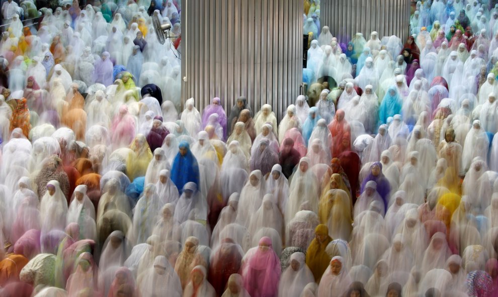 Cientos de musulmanas rezan en la Mezquita de Jakarta, Indonesia. REUTERS/Beawiharta